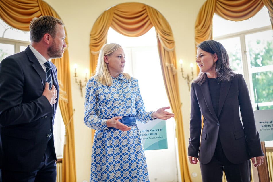 Estlands Außenminister Margus Tsahkna (47), Finnlands Außenministerin Elina Valtonen (42) und Annalena Baerbock (43, Bündnis 90/Die Grünen) stehen beim Ostseerat nach der Pressekonferenz zusammen.