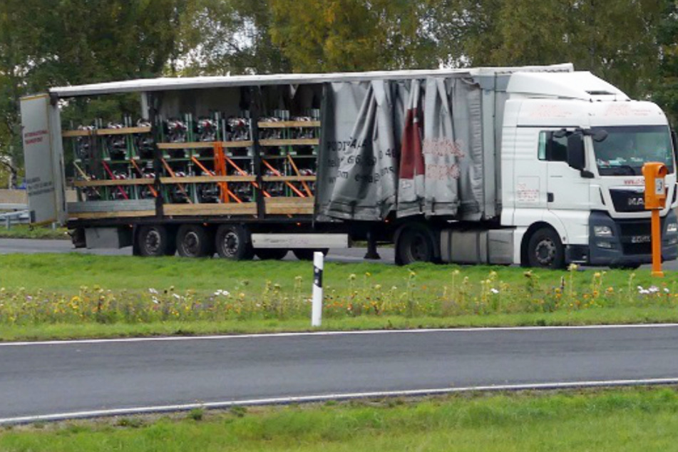 Das Foto zeigt den Sattelzug, der auf der A4 in Osthessen von der Polizei gestoppt wurde.