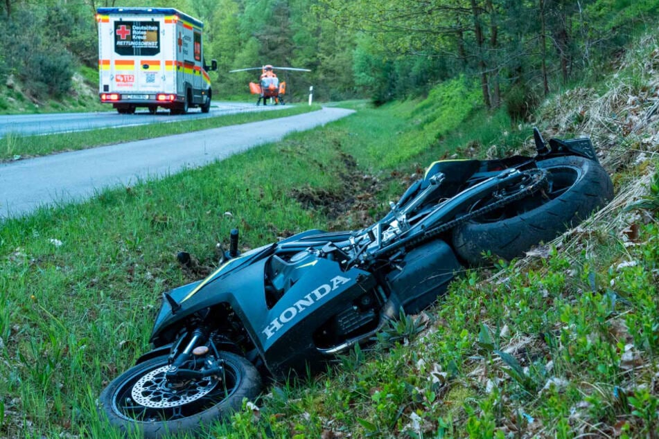 Das Motorrad des 21-Jährigen blieb auf dem Grünstreifen liegen. Im Hintergrund ist der Rettungshubschrauber zu sehen.