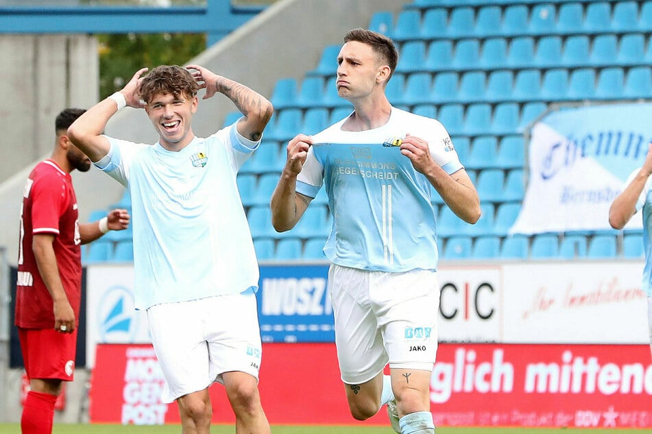 Ungläubiges Staunen bei Riccardo Grym (l.), Tobias Müller (r.) macht den Scheibenwischer und Christian Bickel lässt sich feiern. Soeben hat er fast von der Mittellinie aus zum zwischenzeitlichen 2:2 gegen den Berliner AK getroffen.