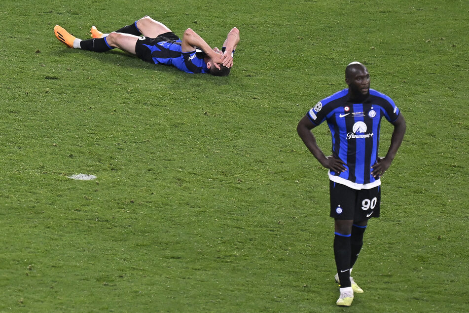 Romelu Lukaku (30, r.) ist nach dem verlorenen Champions-League-Finale enttäuscht. (Archivbild)