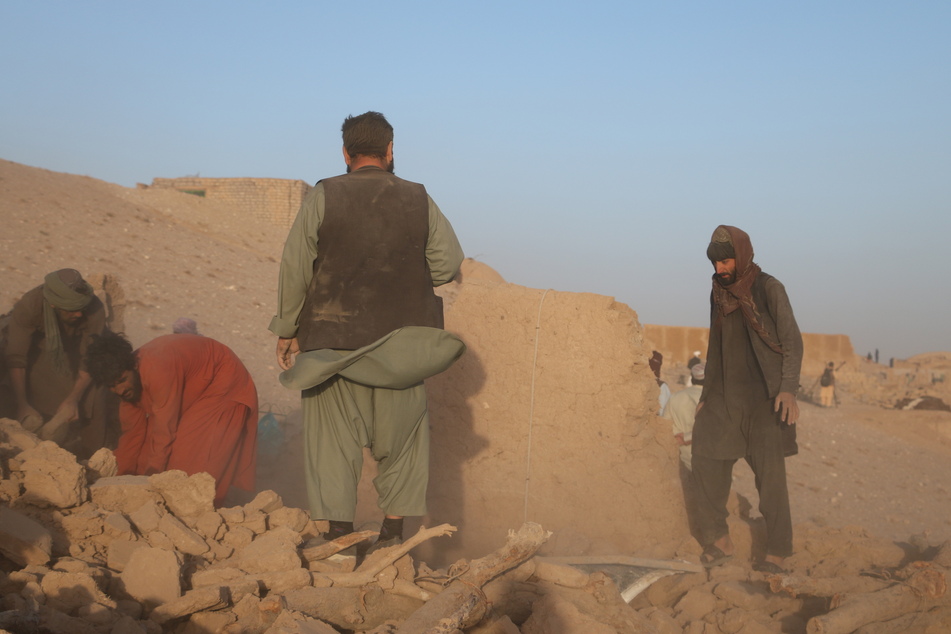 Nachd em Erdbeben in der afghanischen Provinz Herat laufen zwischen den Trümmern die Rettungsarbeiten.