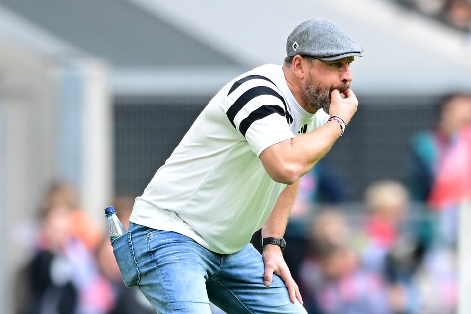 HSV-Trainer Steffen Baumgart (52) hatte mit seinen erzwungenen Startelf-Wechseln Glück.