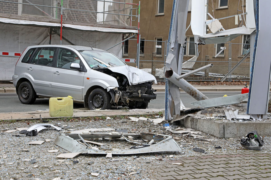 Ein Opel-Fahrer krachte am Freitag in Limbach-Oberfrohna gegen ein Werbeschild.