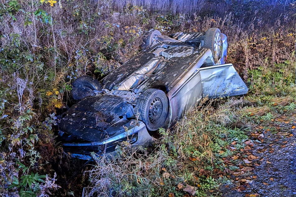 Das Auto des 39-Jährigen blieb neben der Straße auf dem Dach liegen.