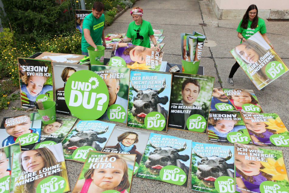 Tausende Wahlplakate wollen die Grünen in Sachsen aufhängen - dafür braucht es auch auswärtige Hilfe.