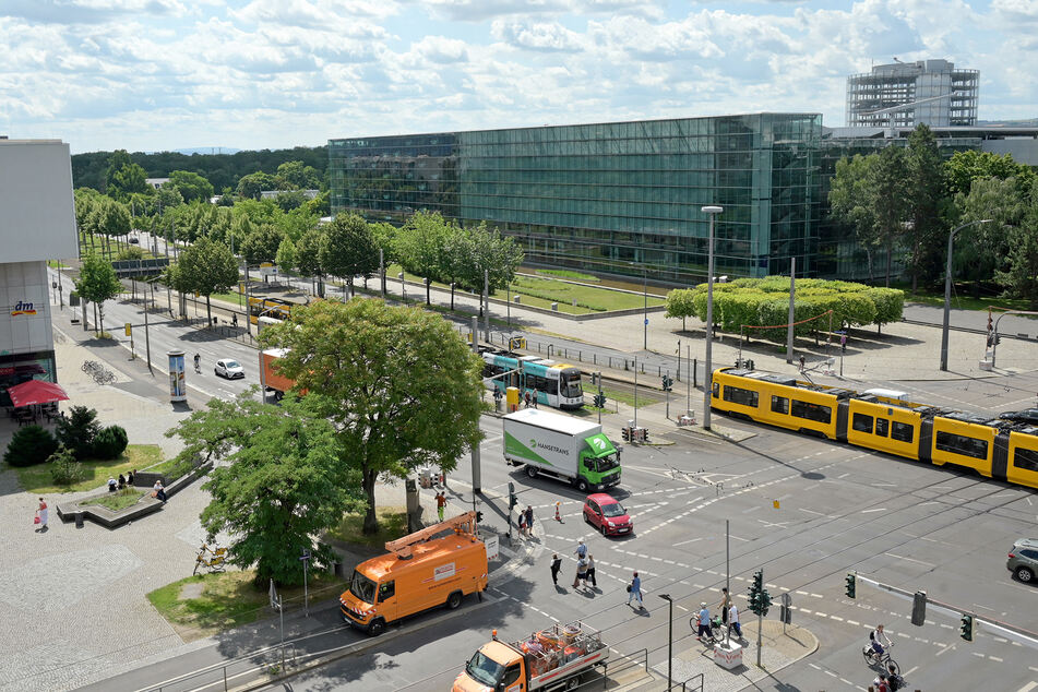 Der Verkehr am Straßburger Platz rollt wieder: Aus verkehrsrechtlichen Gründen konnten die Arbeiten dort nicht zeitgleich mit denen auf der Stübelallee stattfinden.