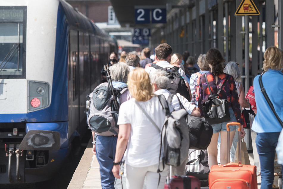 Eine Frau soll ein Kind am Bahnhof Offenburg aus dem Weg getreten haben. (Symbolbild)
