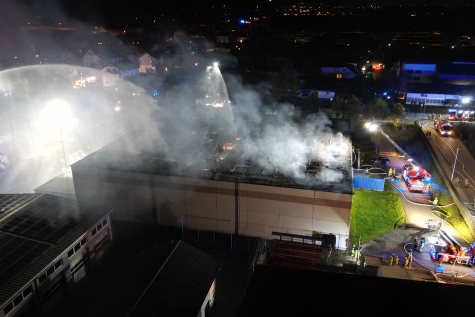 Schaden siebenstellig! Sporthalle brennt – 120 Einsatzkräfte vor Ort