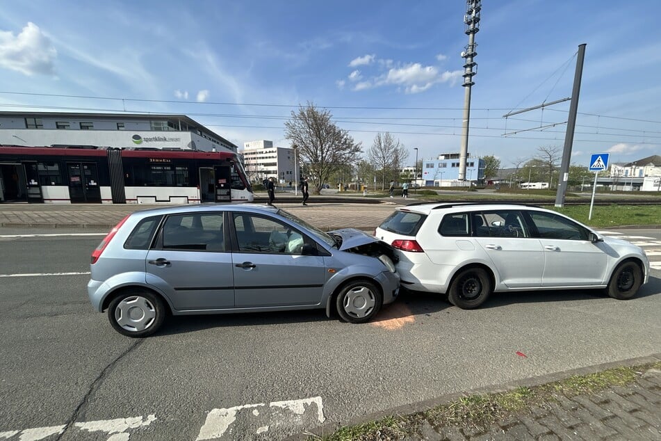 Ford kracht in Volkswagen: Vier Menschen verletzt – darunter zwei Kinder