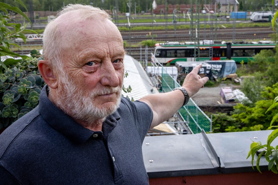 Der Motor bleibt an. Die aufgrund des Schienenersatzverkehrs haltenden Züge der City-Bahn Chemnitz machen für Leander Werner (67) zu viel Lärm.