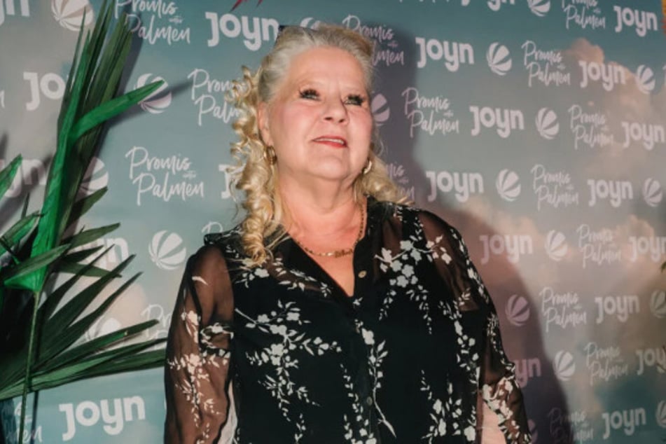 Silvia Wollny (61) posiert bei der Premiere von "Promis unter Palmen" für die Fotografen.
