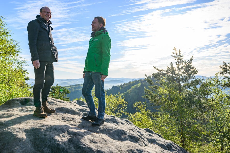 So harmonisch wie auf diesen Bildern, ist die Stimmung zwischen Wolfram Günther (51, Grüne, l.) und Michael Kretschmer (49, CDU, r.) kurz vor der Landtagswahl nicht. (Archivbild)