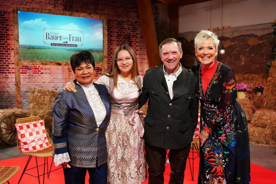 Die "Bauer sucht Frau"-Stars Narumol (59, l.) und Josef (64) posieren zusammen mit ihrer großen Tochter Jorafina (13) und Inka Bause (56, r.) beim großen Klassentreffen.