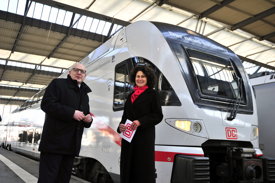 OB Sven Schulze (50, SPD) und Stefanie Berk (54) von DB-Fernverkehr bei der großen Fernverkehrs-Vorstellung im Chemnitzer Hauptbahnhof.