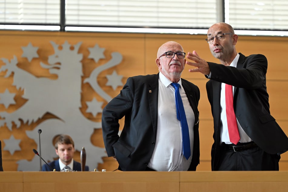 Jörg Hopfe (r.), Direktor des Thüringer Landtags, und Jürgen Treutler (l., 73), AfD-Abgeordneter und Alterspräsident, während der konstituierenden Sitzung des Thüringer Landtags.