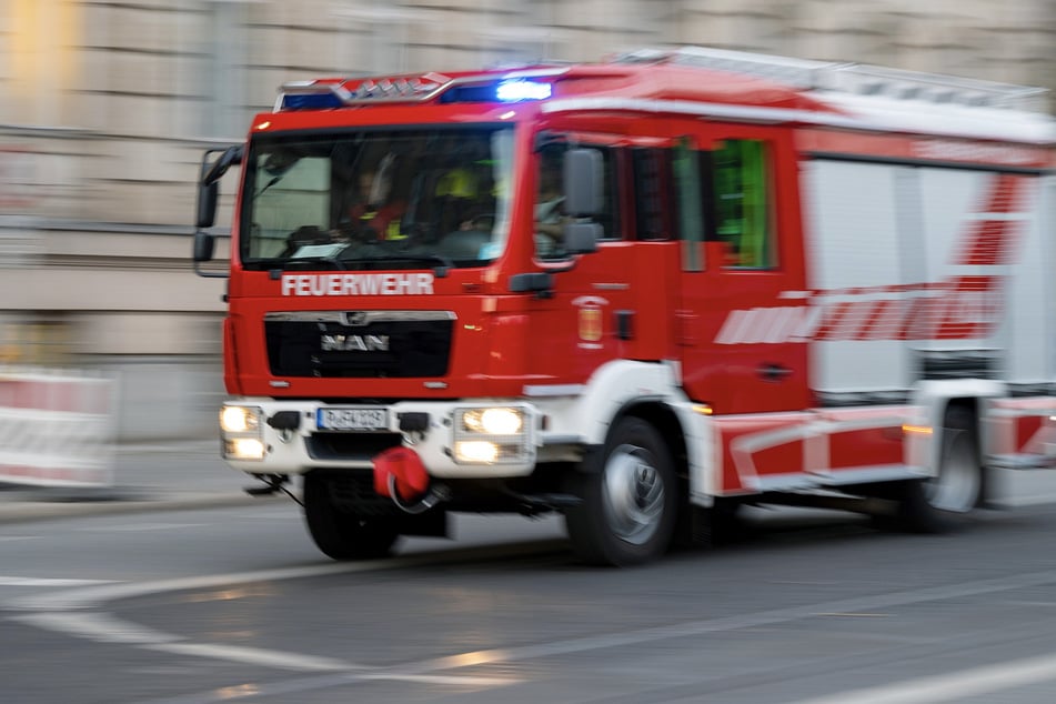 Die Feuerwehr wurde in Rothenburg zu einem Feuer in einem Reifenlager alarmiert. (Symbolbild)