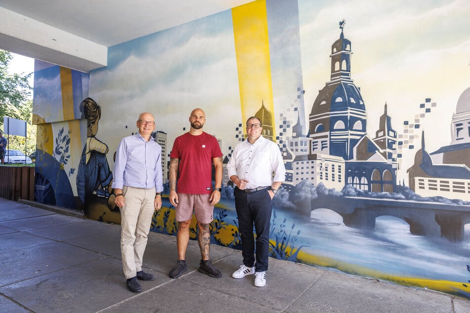 Prohliser Stadtbezirksamtsleiter Jörg Lämmerhirt (59, v.l.), Künstler Christian Schenk (37) und Vonovia-Regionalleiter Ingolf Stitz (50) freuen sich, das neue Kunstwerk auf der Herzberger Straße zu zeigen.