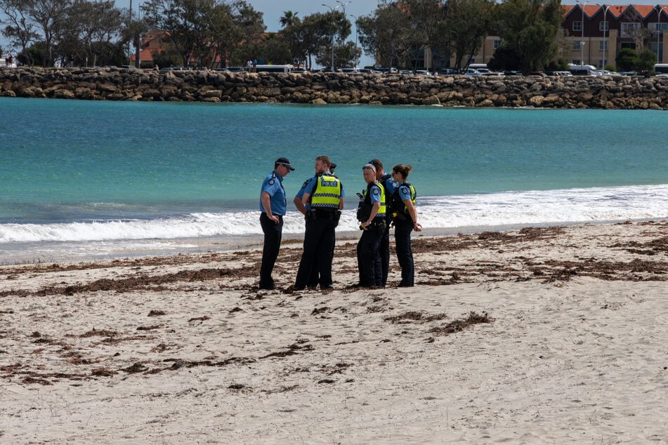 Beamte patrouillierten nach einer tödlichen Haiattacke in Westaustralien entlang des Sorrento Beach.