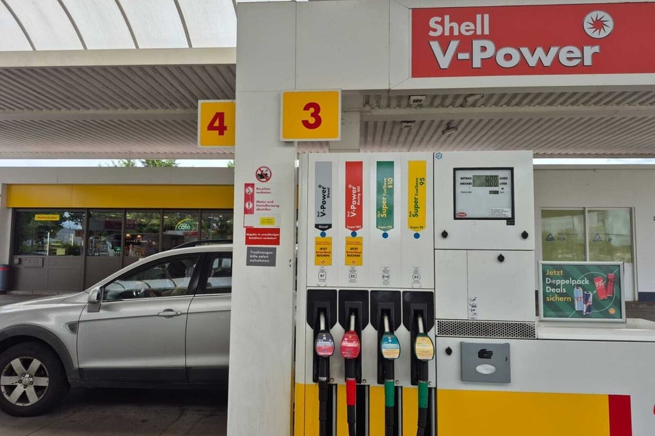 Einige Autofahrer sind nichtsahnend an die Tankstelle gefahren und mussten am Ende keinen Cent bezahlen, weil Lidl die Rechnung übernommen hat.
