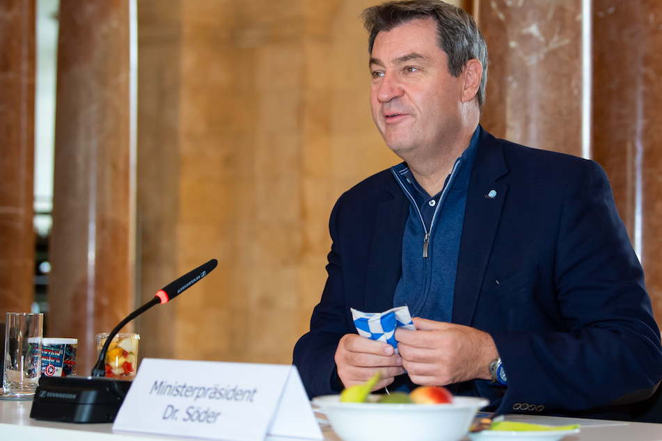 Markus Söder (53, CSU), Ministerpräsident von Bayern, sitzt vor Beginn einer Sitzung des bayerischen Kabinetts auf seinem Platz.