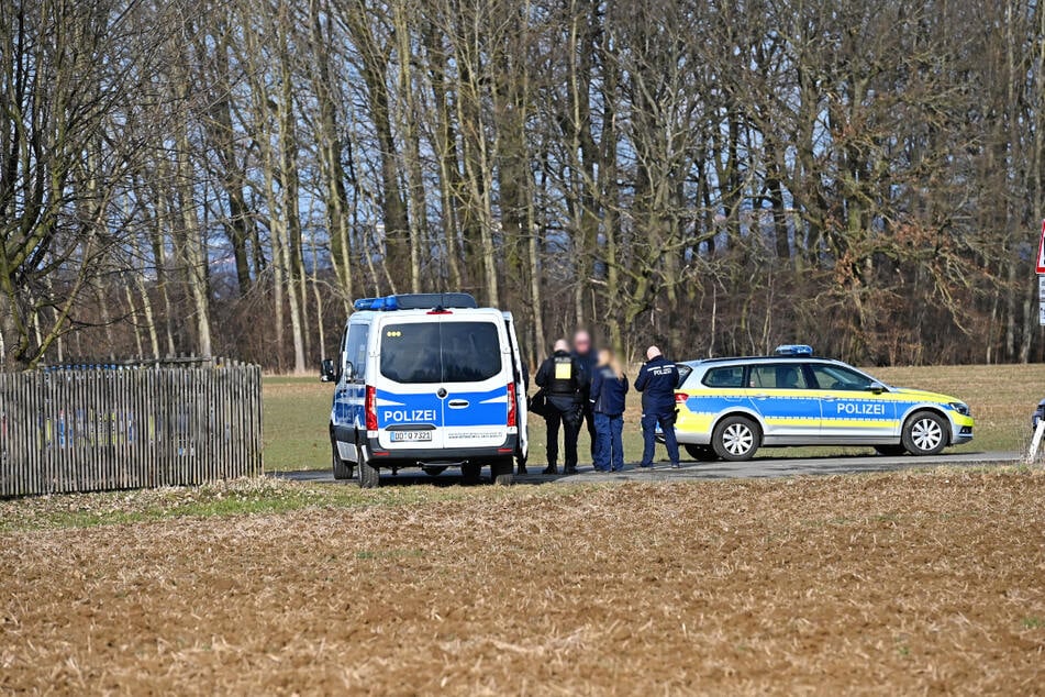 Polizisten riegelten den Tatort weiträumig ab.