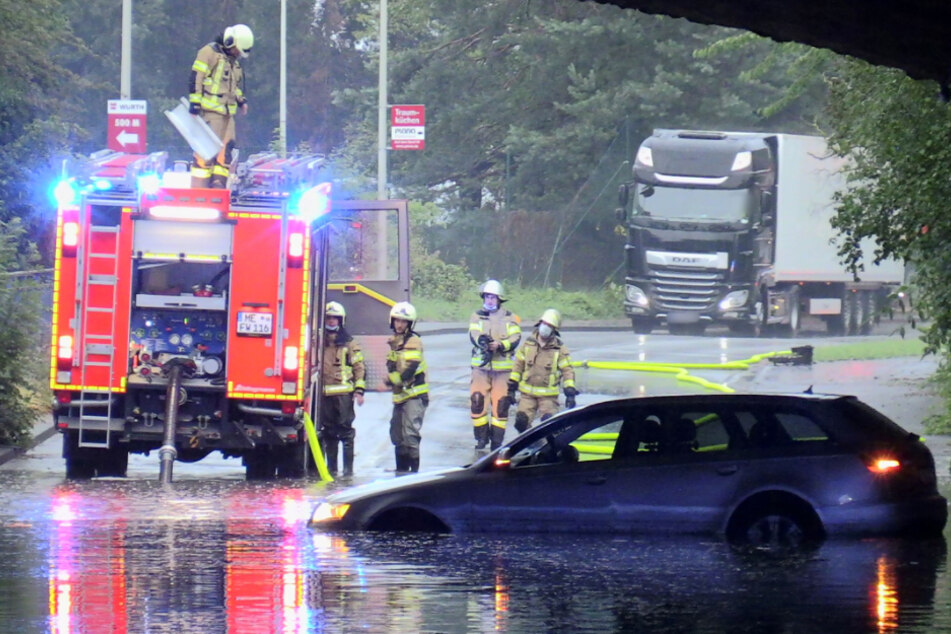 Auf der Hülsenstraße in Hilden blieb ein Auto in einer gefluteten Unterführung stecken.