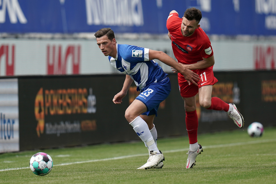Darmstadts Torschütze zum zwischenzeitlichen 1:1-Ausgleich, Nicolai Rapp (l.), im Zweikampf mit Denis Thomalla vom 1. FC Heidenheim.