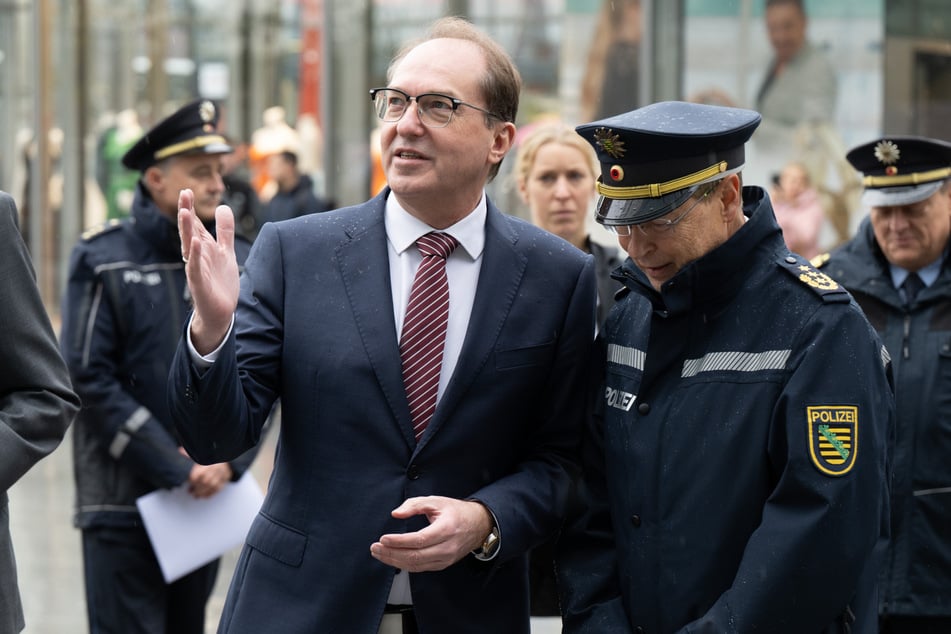 Alexander Dobrindt (l., 55, CSU), Bundesinnenminister, steht neben Polizeipräsident Lutz Rodig vor dem Hauptbahnhof Dresden auf dem Wiener Platz.