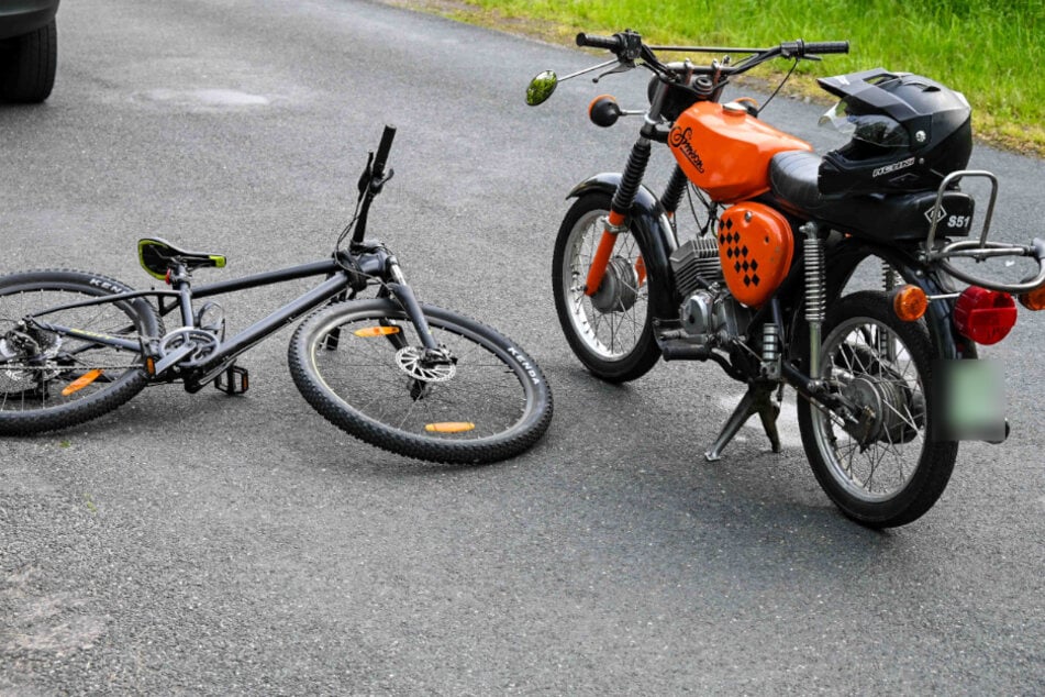 Unfall in Mittelsachsen: Simson stößt mit Fahrrad zusammen