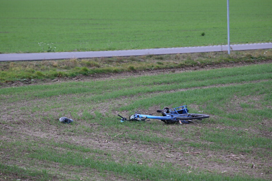 Bei dem Crash wurde ein 62-jähriger Radfahrer schwer verletzt. Er soll die Vorfahrt eines BMW-Fahrers (19) missachtet haben.