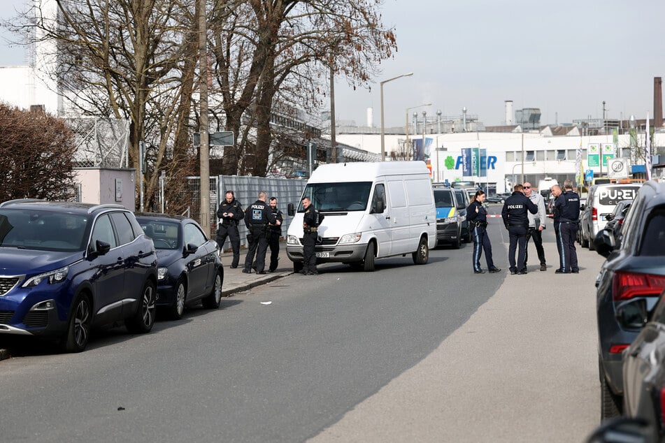 Der Einsatzort in der Heisterstraße wurde von der Polizei abgesperrt, während in der Wohnung des Mannes Spuren gesichert wurden.