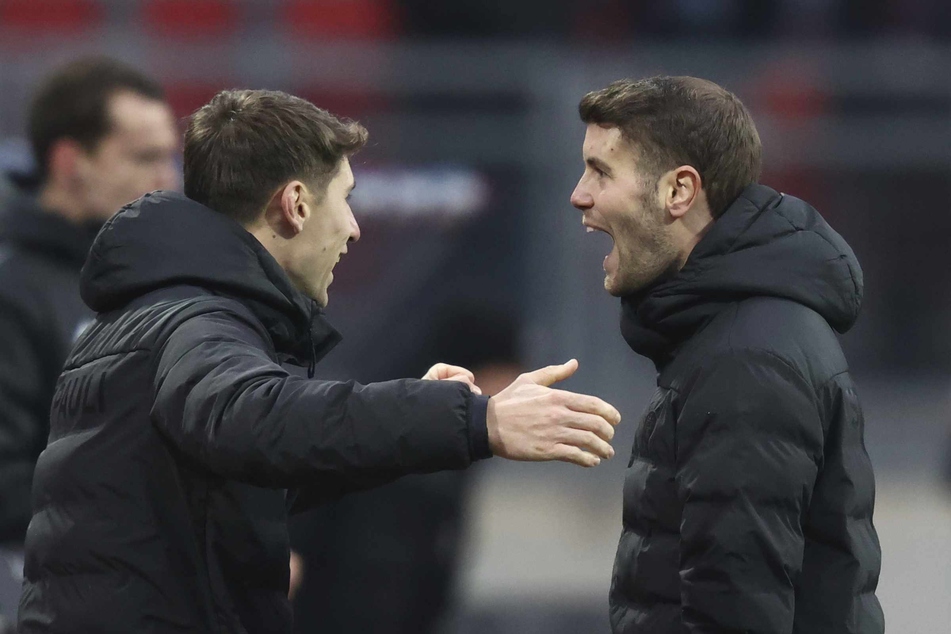 Die (Co-)Trainer Loic Favé (28, links) und Fabian Hürzeler jubeln nach dem Sieg über den 1. FC Nürnberg.