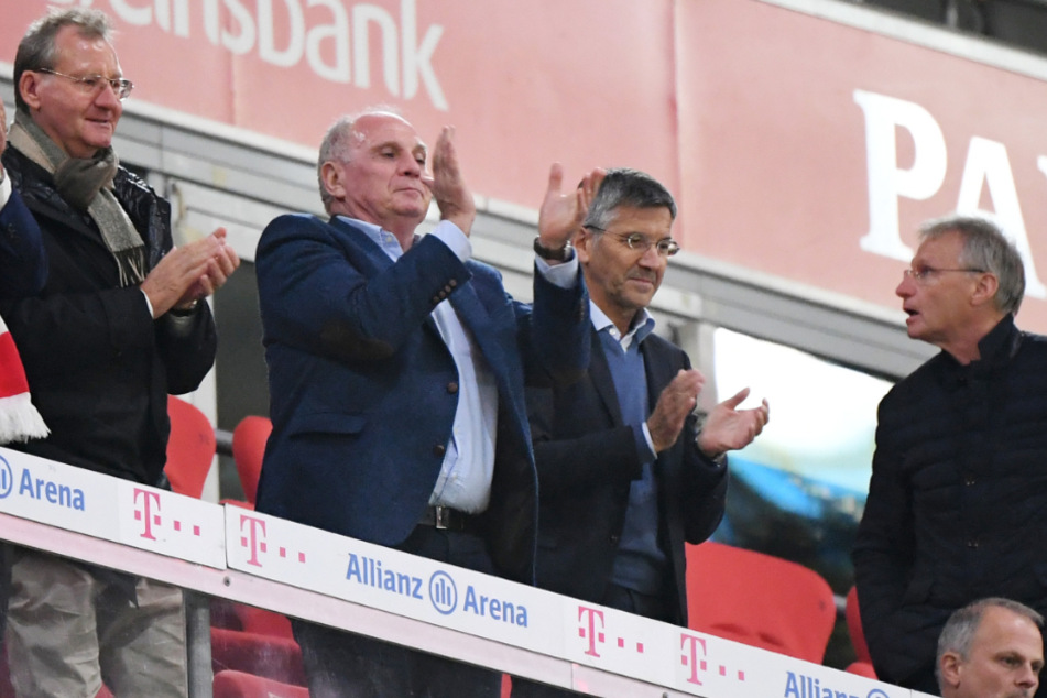 Beim Bundesliga-Auftakt am zurückliegenden Freitagabend in der Münchner Allianz Arena hatten die Vereinsvertreter des FC Bayern und auch der Gäste aus Gelsenkirchen ohne Abstand und Mund-Nasen-Schutz auf der Ehrentribüne eng zusammengesessen.