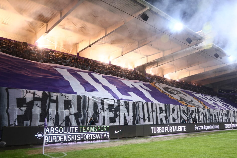 Auch Aue-Fans zündeten Pyrotechnik.