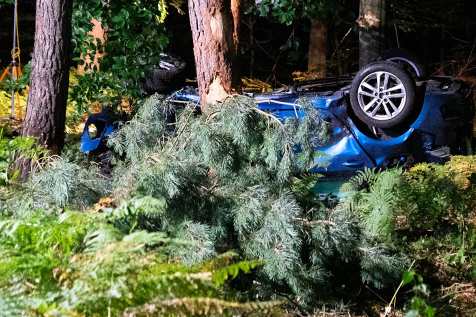 Auto prallt mehrmals gegen Bäume: 19-Jähriger stirbt noch an der Unfallstelle