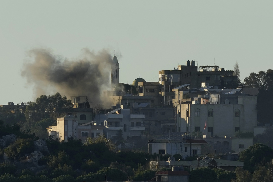 Rauch steigt auf bei israelischem Artilleriebeschuss auf Aita al-Shaab, einem libanesischen Grenzdorf an der Grenze zu Israel, im Südlibanon.