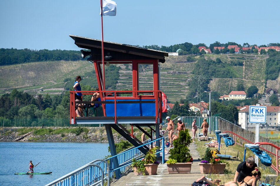 Ein Hauch von "Baywatch": Rettungsschwimmer am Stauseebad Cossebaude haben ein wachsames Auge auf die Badegäste.