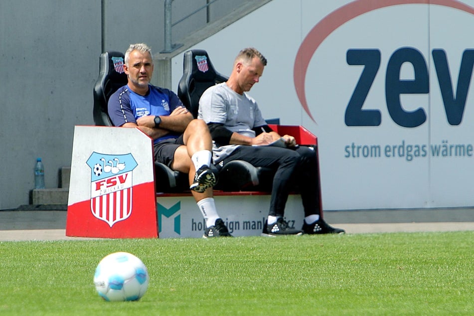 Rico Schmitt (56, r.) und sein Co-Trainer Daniel Rupf (39). Wie viele Notizen werden am Samstag gegen Lok auf seinem Zettel stehen?