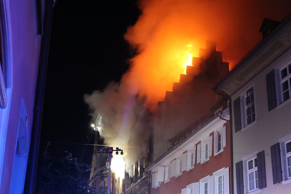 Hohe Flammen in der Altstadt: Sieben Verletzte!