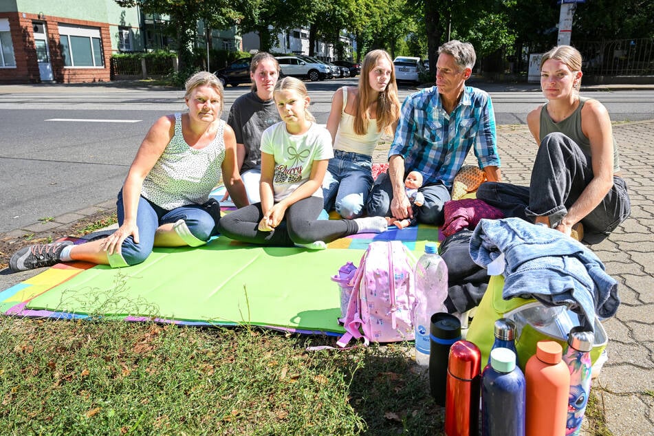 Eine Woche nach der Zwangsräumung geht die Demonstration weiter: Familie Rednik auf dem Fußweg der Stephensonstraße in Leuben.