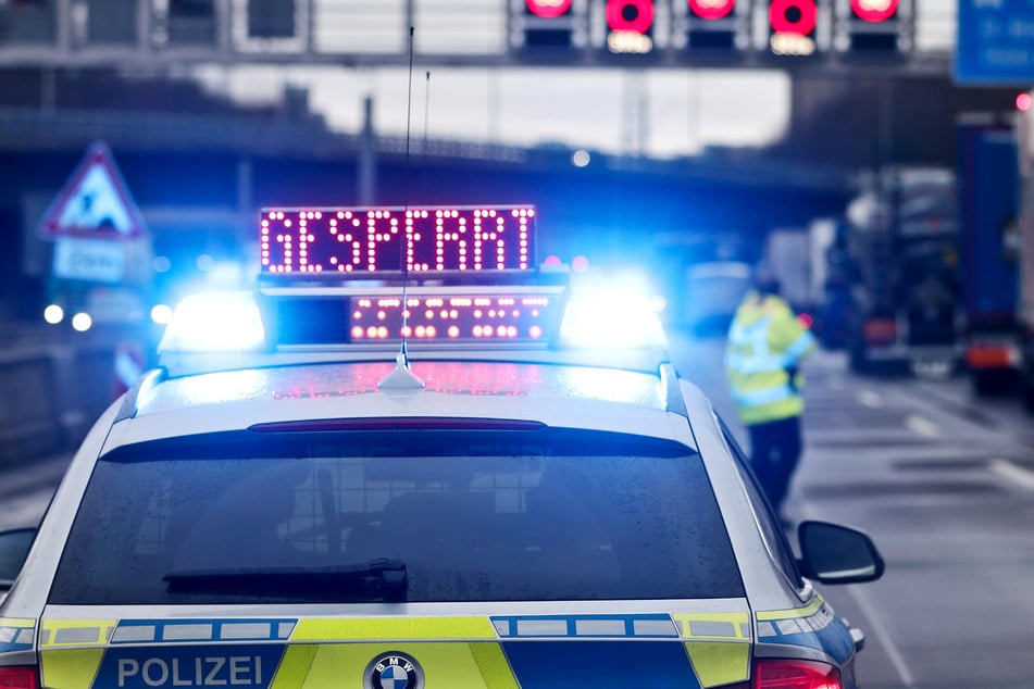 Für die aufwendigen Bergungs- und Reinigungsarbeiten sperrte die Polizei die A46 auf Höhe der Anschlussstelle Dremmen am Mittwochabend für rund fünf Stunden. (Symbolbild)