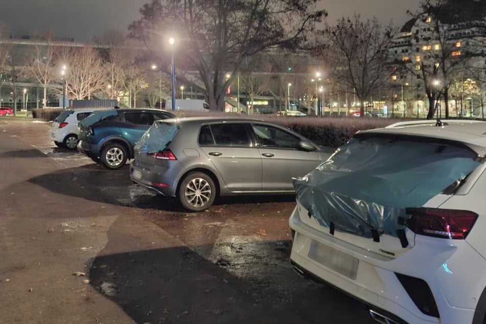Die zerdepperten Heckscheiben wurden unterdessen alle abgeklebt.