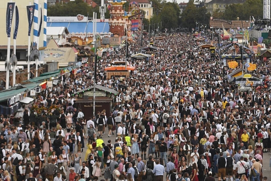 Viele Menschen, viele Einsätze: Die Wiesn-Wache hat jeden Tag einiges zu tun - und berichtet auch darüber. Am Donnerstag sogar in Mundart.