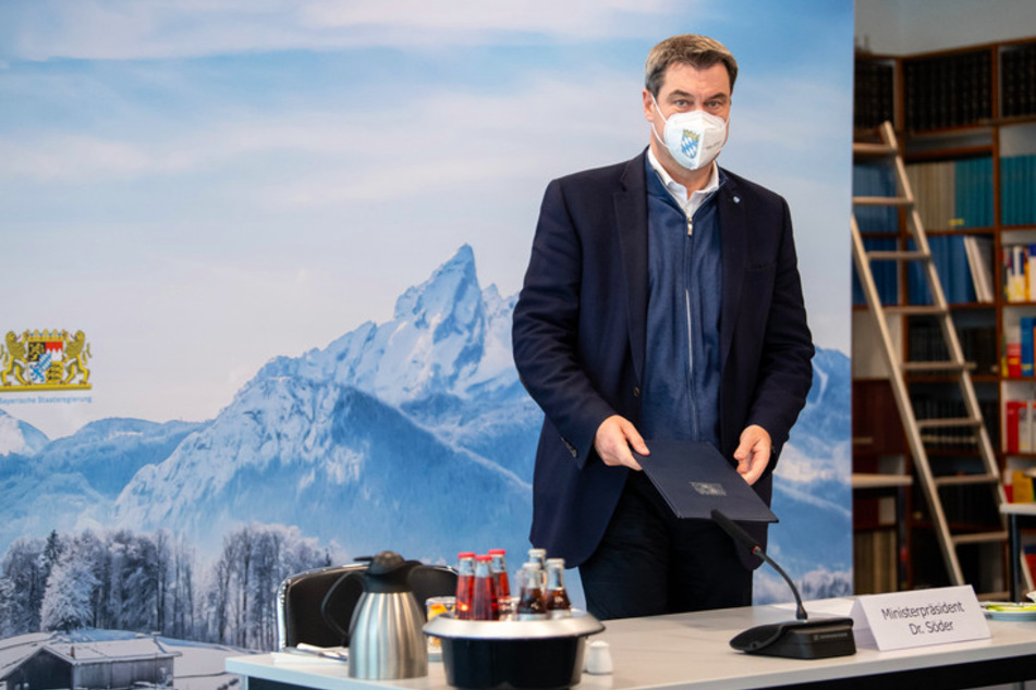 Markus Söder (CSU), Parteivorsitzender und Ministerpräsident von Bayern, setzt sich zu Beginn einer Sitzung des Ministerrats in der Staatskanzlei mit einer FFP2-Schutzmaske auf seinen Platz.