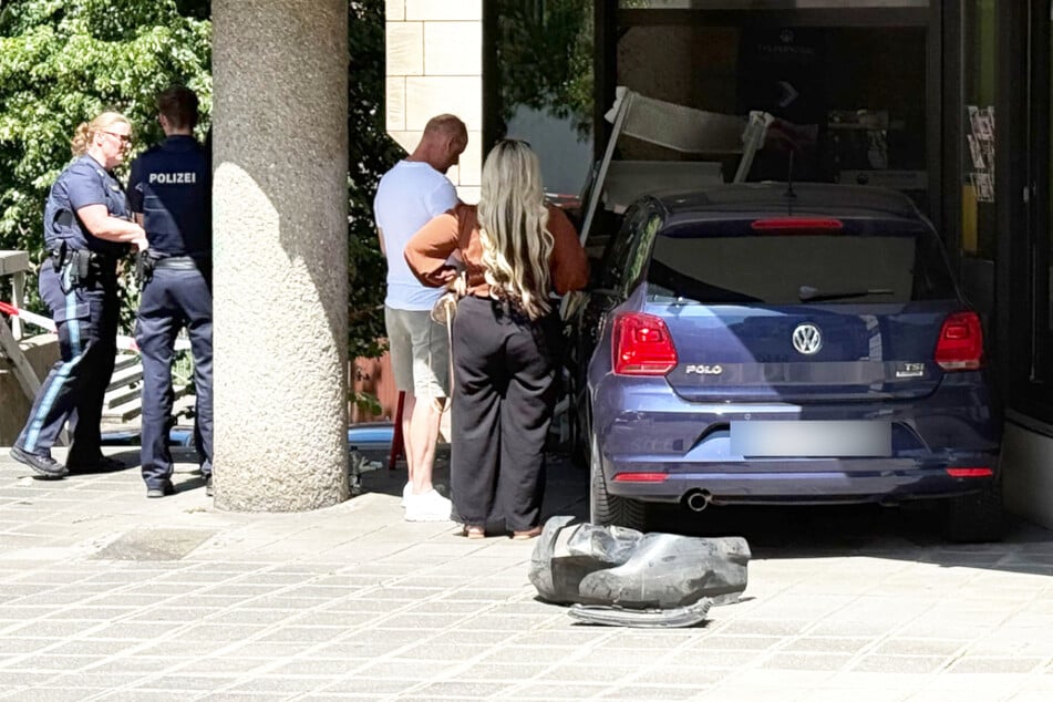 Der VW landete im Eingangsbereich eines Bürogebäudes in der Nürnberger Innenstadt.