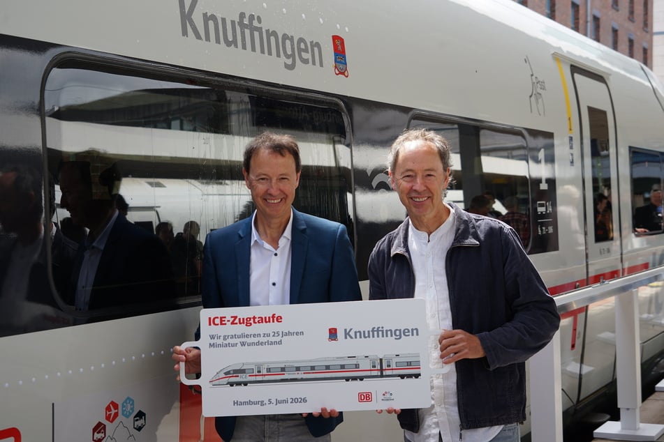 Frederik (.) und Gerrit Braun (beide 58) vor ihrem eigenen ICE 4, der am Freitag in Hamburg auf den Namen "Knuffingen" getauft wurde.