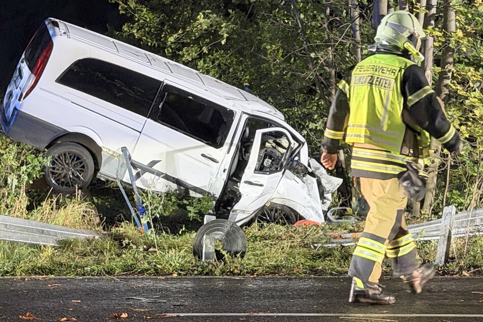 Transporter kracht gegen Baum: Fahrer aus Fahrzeug geschleudert