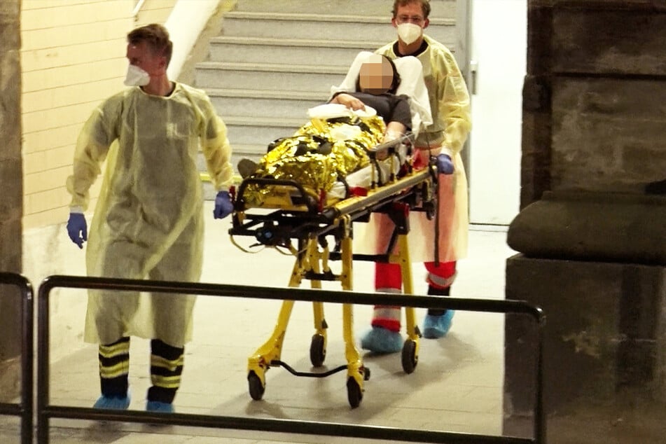 Mehrere Patienten mussten mit Tragen aus dem Bahnhof in Krankenhäuser gebracht werden.