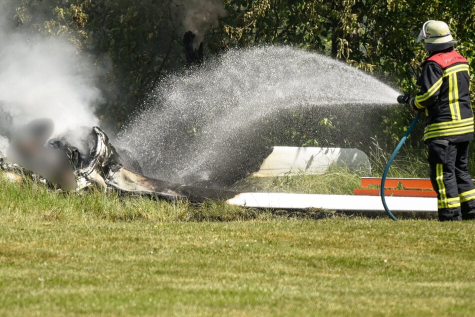 Flieger kracht in Kleingartenanlage und fängt Feuer: Pilot stirbt